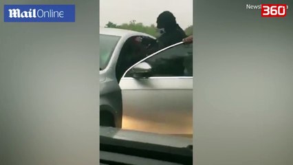 Me sëpatë e të maskuar, pamje të frikshme nga Anglia (360video0