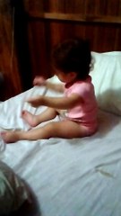 Lari dançando Maiara e Maraisa