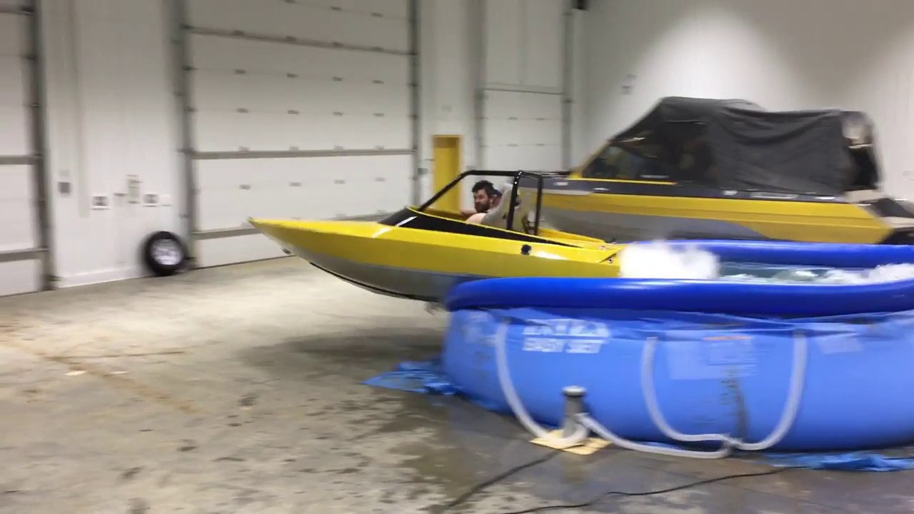 Ivre il veut rentrer en bateau... d'une piscine gonflable !! FAIL