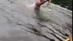 Il saute dans l'eau pour attraper un poisson à mains nues dans le lac !!