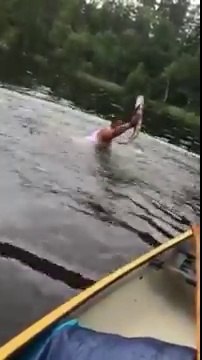 Il saute dans l'eau pour attraper un poisson à mains nues dans le lac !!