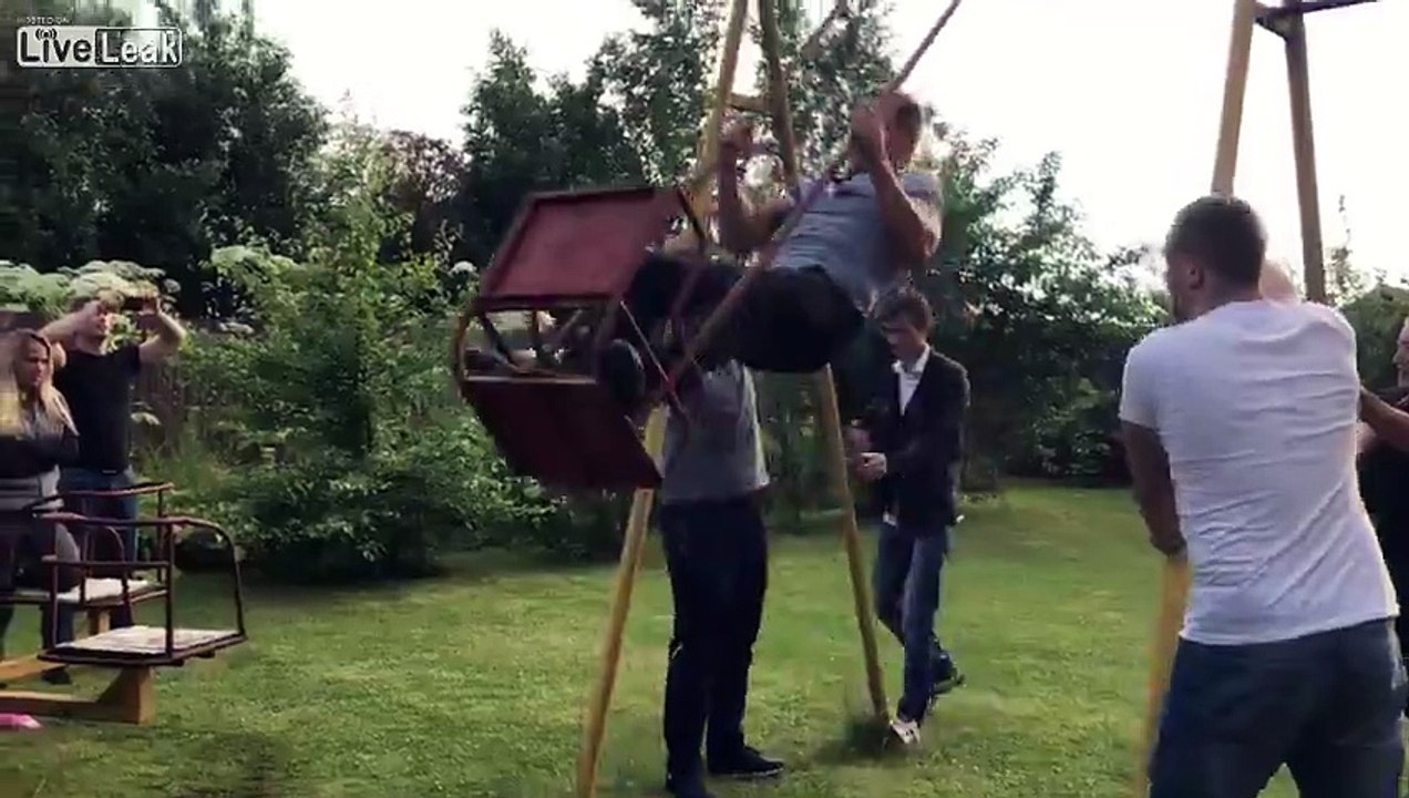 Il fait 3 loopings en balançoire... et termine dans le mur la tête la première !