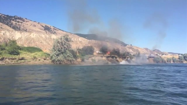 Ce bateau éteint un incendie avec son moteur puissant dans l'eau du lac !