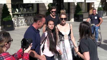 Céline Dion en pleine séance shopping avec Pepe Munoz à Paris (vidéo)