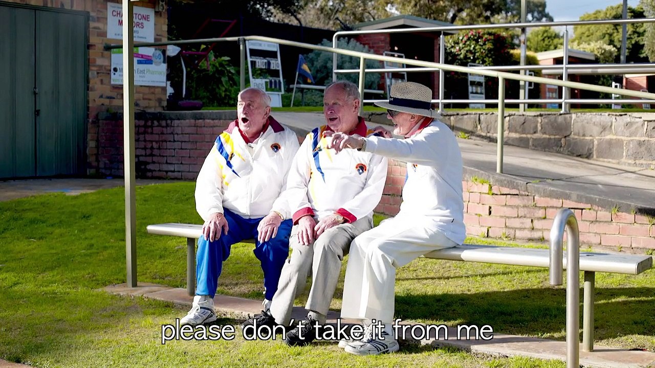 Bowling-seniorinnen lassen zu beyoncé die hüften schwingen