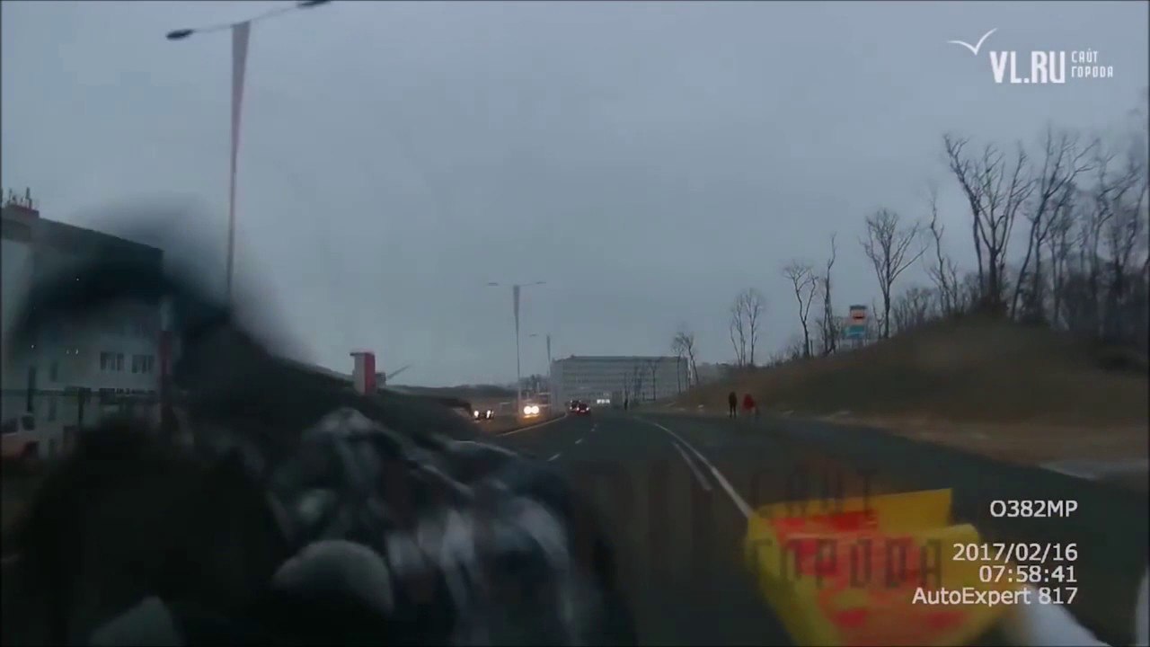 Cette femme grille un feu et renverse un groupe de piétons