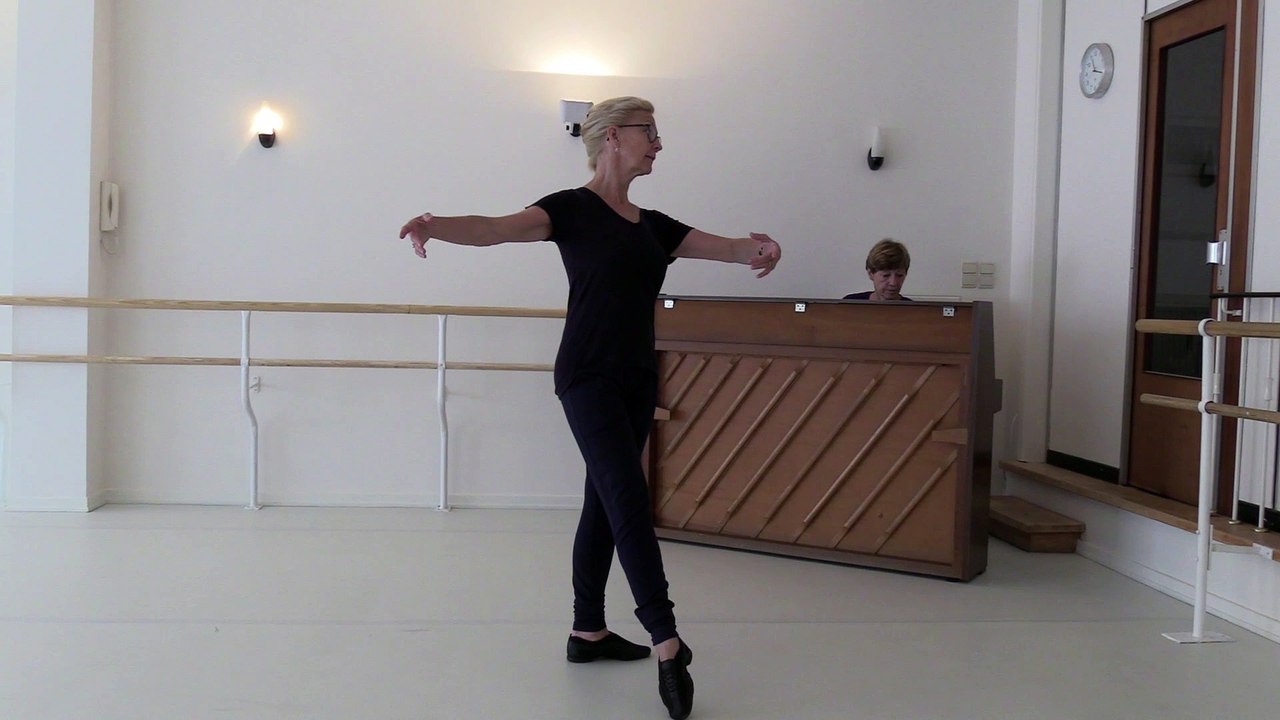 La Libre vous fait découvrir la danse classique avec Maï Vanhout, directrice de l'école Balletomania: Enchaînement au milieu