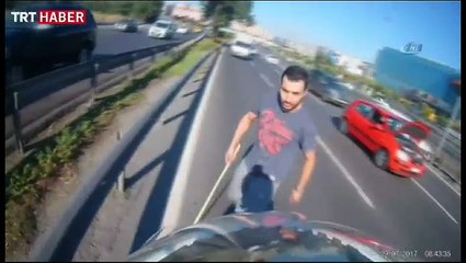 Araca giren kediyi kurtardılar