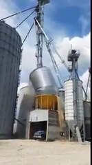Un silo de maïs s'écroule avant de soudainement exploser