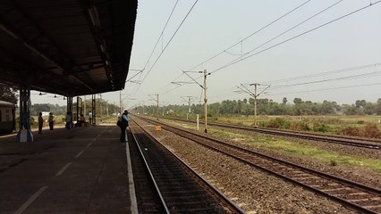 Late Running Whining  WAP-4 Kalka Mail storms past Baruipara !!!