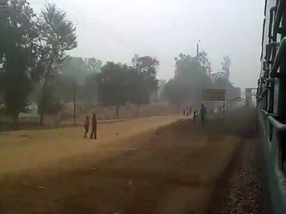 5050 Up GKP-Kolkata Exp passing Lar Road station.3gp