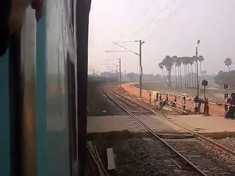 Bagh Express meets Maurya Exp at Nayagaon station.3gp
