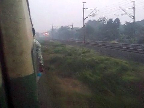 Howrah- New Delhi Rajdhani Express blasting past Gobra station.3gp