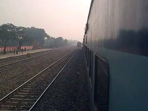 Bihar Sampark Kranti Express overtaking 3019 Bagh Express at Dholi station.3gp