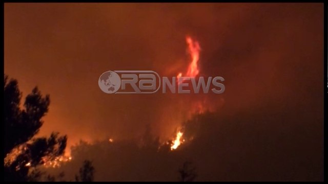 Ora News – Helikopterët VIVA në aksion kundër zjarreve në Dukat të Vlorës