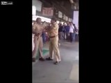 2 policiers Indiens se battent entre eux à coup de bambous !