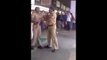 2 policiers Indiens se battent entre eux à coup de bambous !