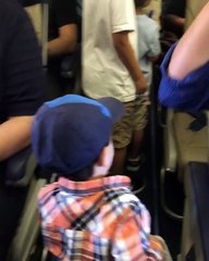 Un enfant fait des checks aux passagers d'un avion