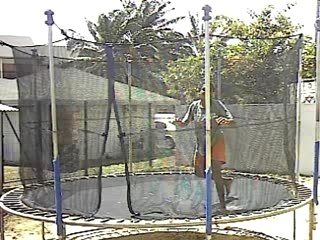 Vidéo de saltos sur trampoline de JOSIA