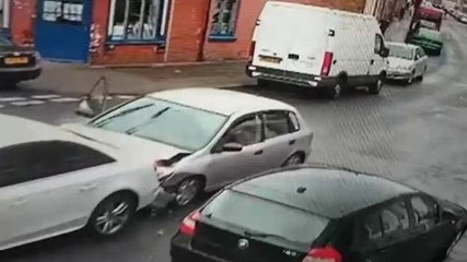 Les passagers d'une voiture prennent la fuite après un accident