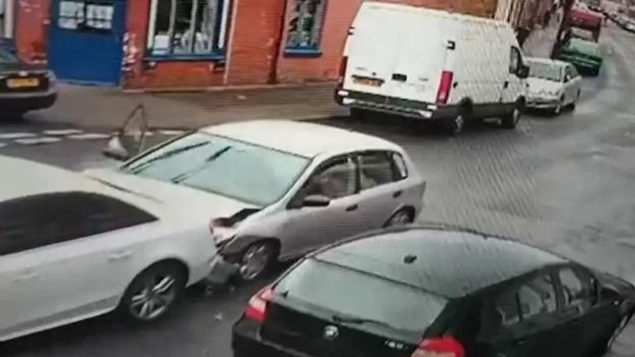 Les passagers d'une voiture prennent la fuite après un accident