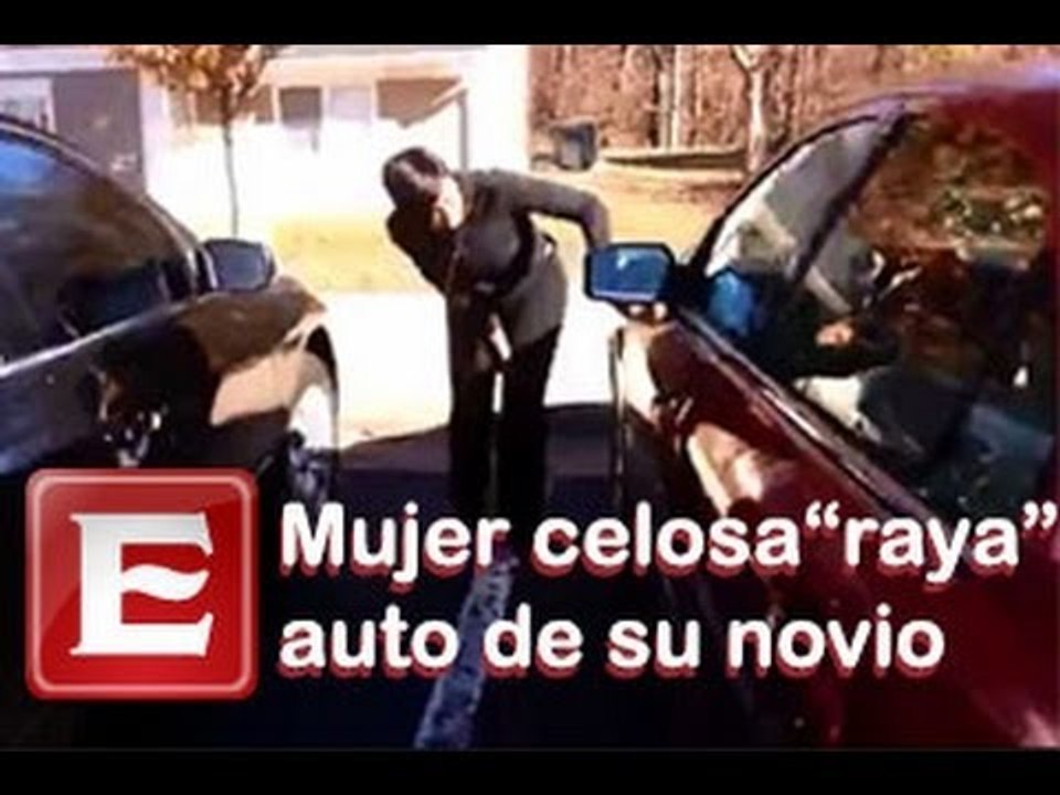 Mujer despechada 'raya' el coche de su novio