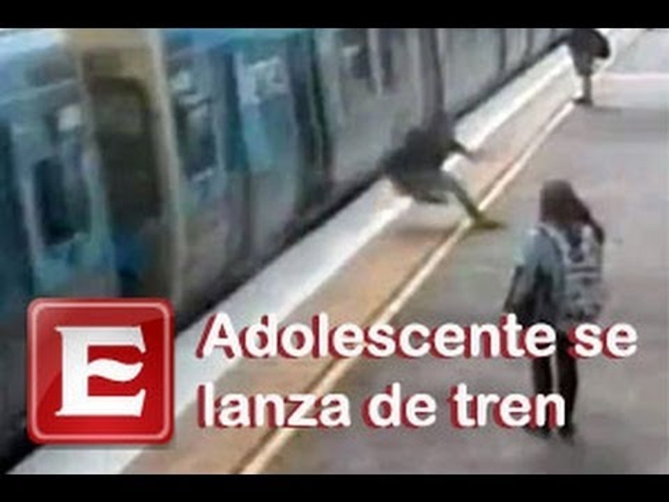 Graban a chico saltando de un tren en movimiento