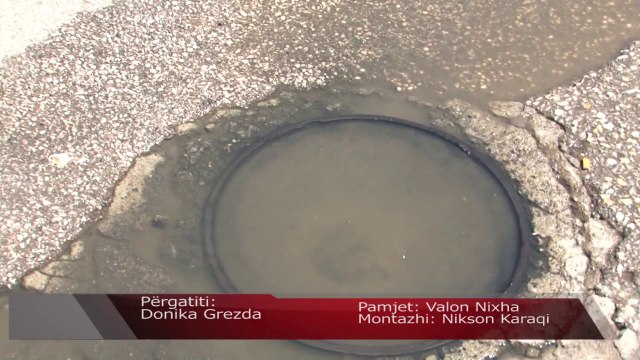 Rruga tranzite në Gjakovë kundërmon nga ujërat e zeza - Lajme