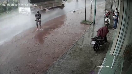 Un homme fait pipi au milieu de la route (Vietnam)