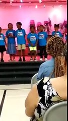 Un enfant qui saute de joie quand sa maîtresse met le titre de Bruno Mars "That's What I Like"