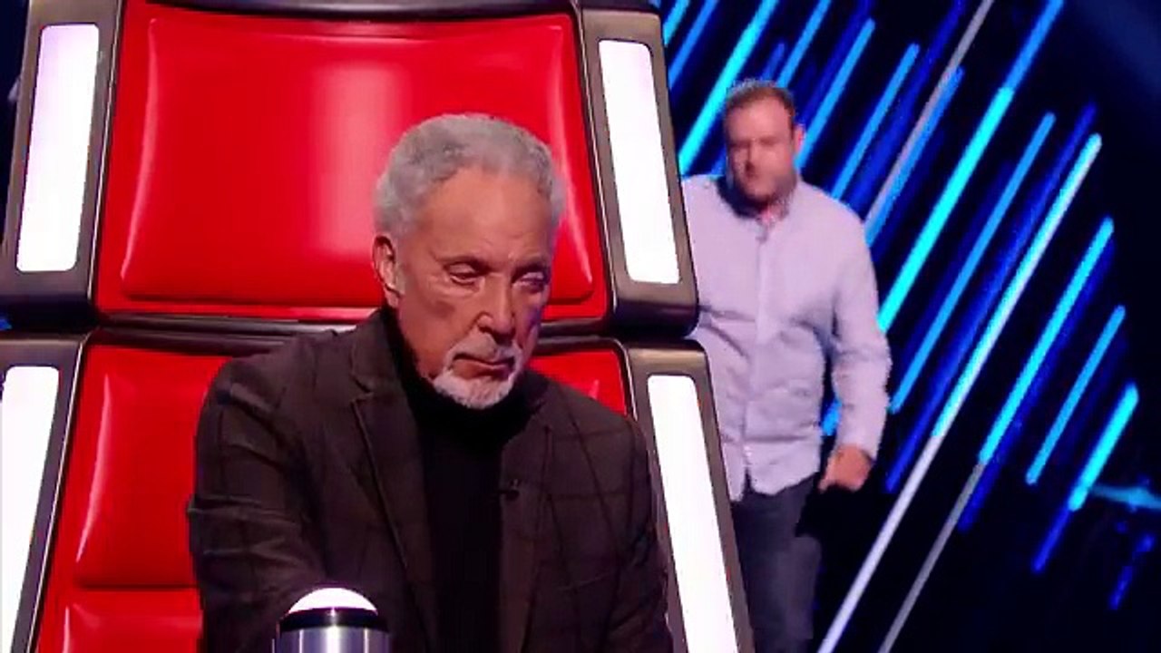 Jason Jones performs Pillowtalk Blind Auditions 1 The Voice UK 2017