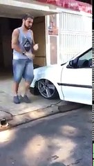 A dura vida de quem resolveu rebaixar o carro até a lataria arrastar no cão