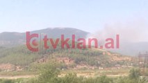 Zjarri në Elbasan rrezikon shtëpitë e banorëve