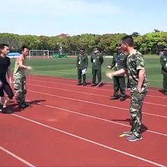 Asiáticos pulando corda