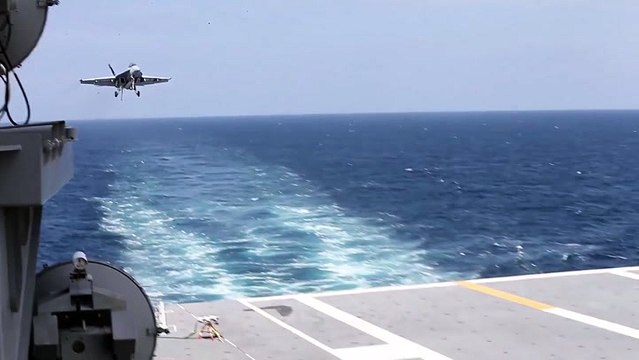 ВМС США впервые запустили самолет с помощью электромагнитной катапульты.