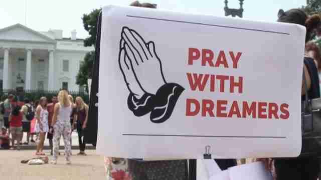 Activistas y religiosos protestan para que Trump mantenga la protección a jóvenes indocumentados