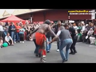 Kültür Sentezinin En Uç Örneği : Bir Aborjine Ankara Havası Oynatmak