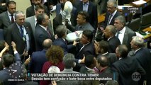 Deputados discutem durante sessão na Câmara