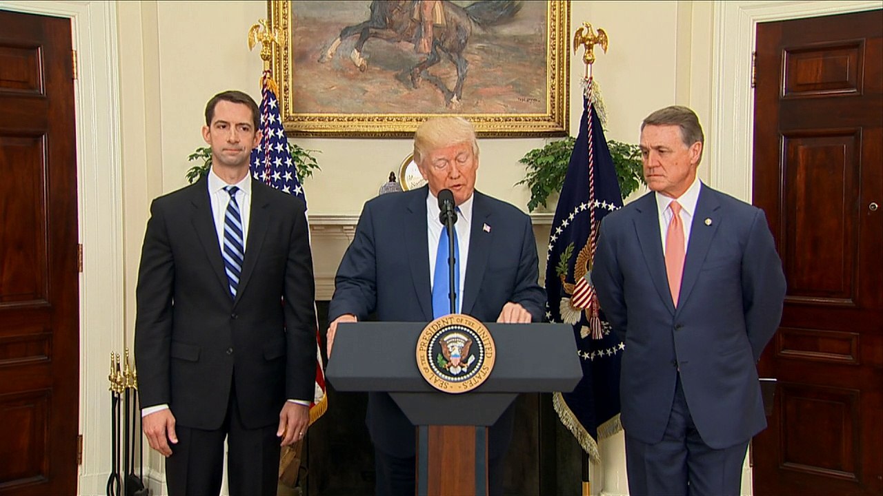 Trump apoya proyecto de ley que limita ingreso...