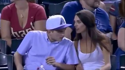 Cette fille porte une culotte spéciale. Quand son copain appuie sur la télécommande, sa réaction est unique !