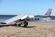 Plaja Acil İniş Yapan Uçak, Güneşlenen Biri Çocuk İki Kişiyi Öldürdü