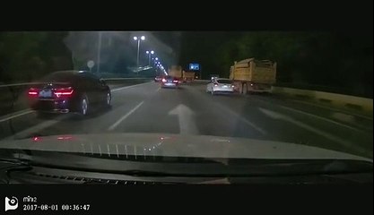 Çinde Süratli Gelen Kamyonun Aniden Şerit Değişrmesi
