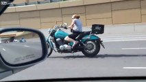 Kafası Güzel Kadının Motosiklet Üzerindeki Tehlikeli Hareketler