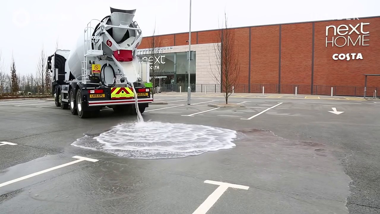 Ce bîtume absorbe des litres d'eau à la minute !! Fin des problèmes d'inondation ?