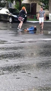 Il récupère sa copine ivre dans la rue en Russie.. Vive l'amour LOL