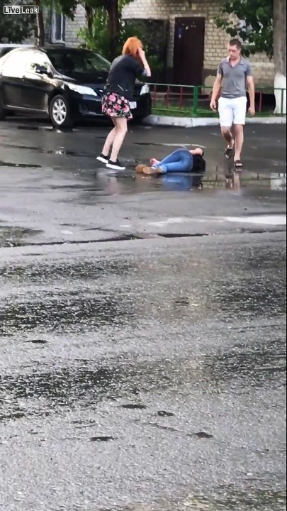 Il récupère sa copine ivre dans la rue en Russie.. Vive l'amour LOL