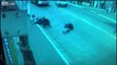 2 voleurs se ratent en moto pendant leur fuite contre une voiture au Brésil !