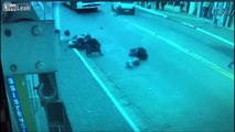 2 voleurs se ratent en moto pendant leur fuite contre une voiture au Brésil !