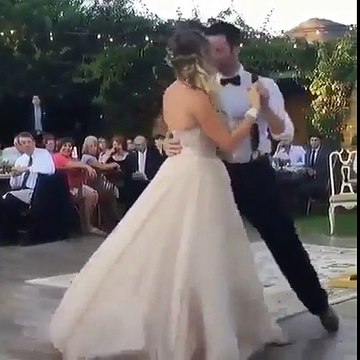 Gelin ve damatın mükemmel dansı beğeni topluyor!