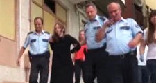 Balkonda İntihara Kalkışan Kadını Polis Kelepçeleyip Kurtardı